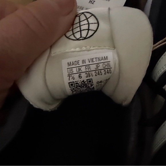 Adidas Women’s Black and Cream Sneakers - Picture 6 of 7